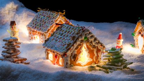 Small Gingerbread Cottage In Winter At Night Windows 10