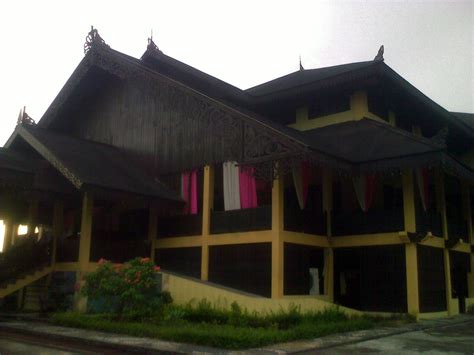 Provinsi ini berbatasan langsung dengan rumah tradisional kalimantan barat ini mempunyai panjang 138 mter dan tinggi 7 meter. Pecidasase: Rumah Adat Melayu Kalimantan Barat