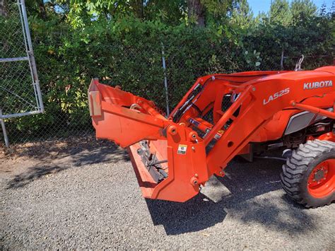 Kubota L3301HST Tractor/ Loader / Backhoe / 4-1 Bucket / Grapple - Lawn