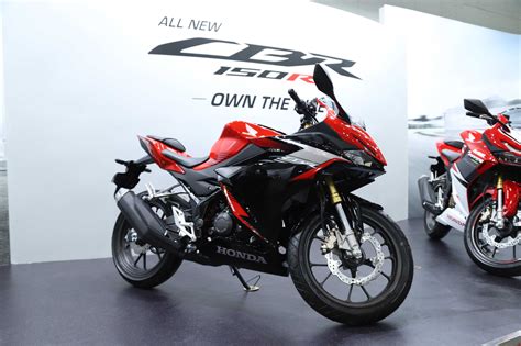In this version sold from year 2013 , the dry weight is 138.0 kg (304.2 pounds) and it is equipped with a. Inilah Harga Motor Sport Baru Honda CBR 150R 2021 - Fix ...