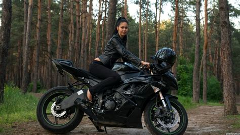 Картинки девушка и байк Kawasaki Ninja брюнетка обои 1366x768 картинка №30160