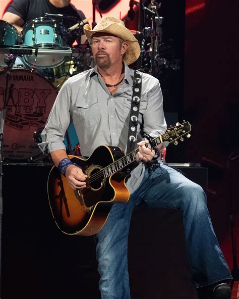 toby keith returns to stage amid stomach cancer treatment