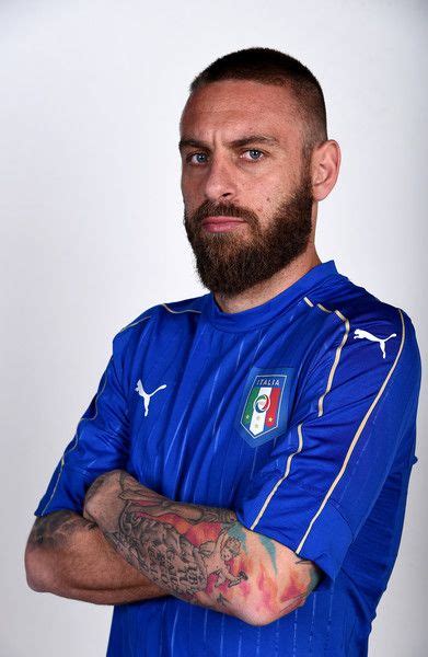 Roma formasıyla 616 maça çıkan de rossi, 63 gol attı ve 56 asist. Daniele De Rossi Photos Photos: Italy Training Session and ...