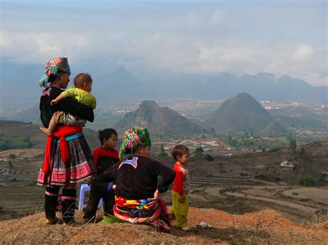Hmong family at Lai Châu | Glenn Phillips | Flickr