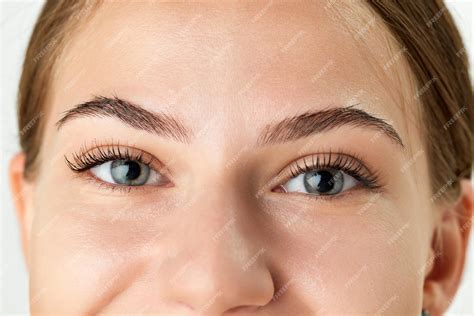 closeup de rosto feminino sobrancelhas olhos e nariz isolados em fundo branco laminação de