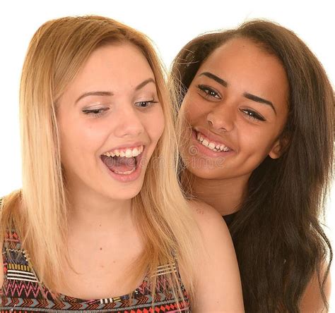 Zwei Jugendlich Mädchen Die Auf Weißem Hintergrund Lachen Stockfoto Bild Von Mädchen Zwei