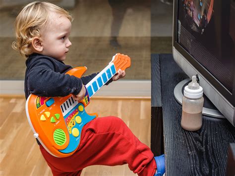 Major Keys Why You Should Always Play Guitar While Watching Tv