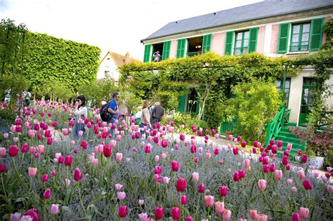 Giverny is a small french village 80 km to the west of the capital city paris, within the valley of the river seine and the northern region of upper normandy. Vernon Direct | Le village de Giverny brigue la ...
