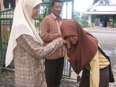 Artikel 'tidak menyamakan kedudukan dan pengorbanan seorang guru dengan ibu bapa' ini membincangkan tentang kedudukan dan pengorbanan yang dilakukan oleh seorang guru tidak akan boleh disamakan dengan siapa pun status ibu bapa seseorang. kawruh bimbingan lan konseling: Norma Sopan Santun
