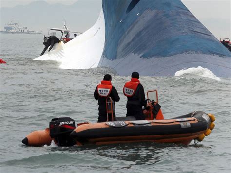 Photo Boat Crews Try To Rescue Passengers From A Ferry Sinking Off South Koreas Southern Coast
