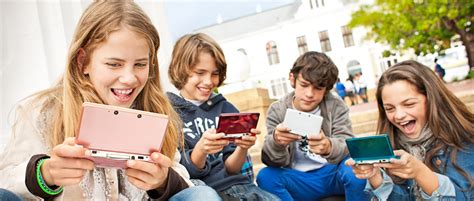 Según nintendo, la 2ds está enfocada a un público más joven y es más barata que la nintendo 3ds. "El Nintendo 3DS es malo para la salud de los niños ...