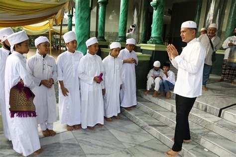 Berserah diri kepada allah swt atau juga dikenali dengan istilah tawakal adalah sikap yang sangat dianjurkan dalam islam. Indonesia COVID-19 | Salat Idul Adha di Masjid Al Musannif ...