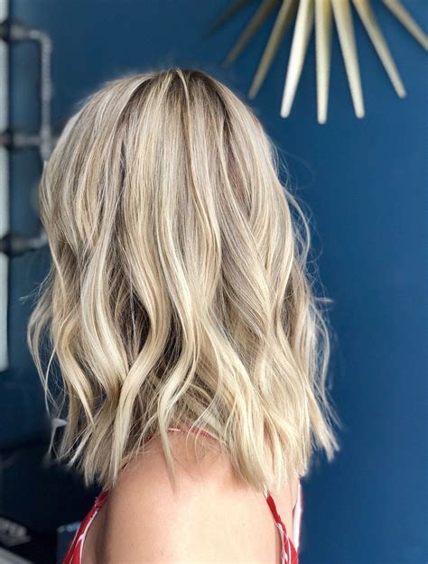 You Should Go Buttercream Blond This Winter Coiffures Cheveux Blonds