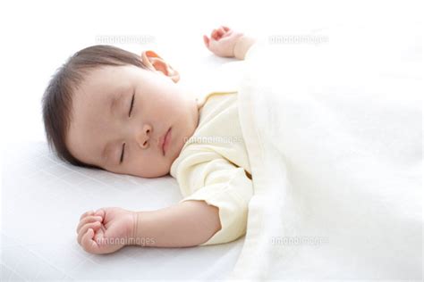 寝ている赤ちゃん 10230001565 ｜ 写真素材・ストックフォト・画像・イラスト素材｜アマナイメージズ