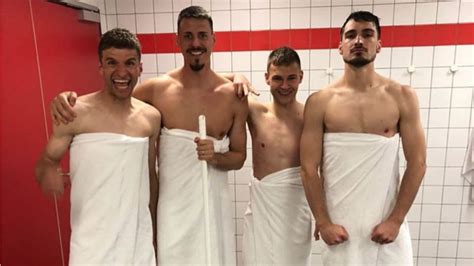 Gestern Noch Gegen Leverkusen Gewonnen Heute In Handtuch Kleid Auf Instagram So Feierten