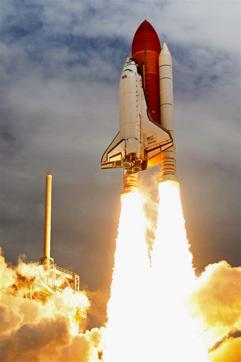 The air force expected to use the space shuttle to launch large satellites, and required it to be capable of lifting 29,000 kg (65,000 lb) to an eastward leo or 18,000 kg (40,000 lb) into a polar orbit. Space shuttle era ends with Atlantis - Photos - The Big Picture - Boston.com