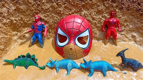 menemukan dan membersihkan mainan spiderman topeng dan mainan dinosaurus di kolam lumpur youtube