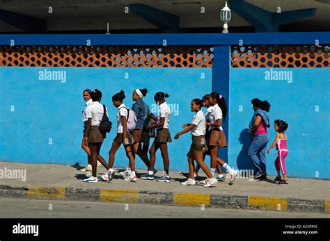 Chicas cubanas uniforme fotografías e imágenes de alta resolución Alamy