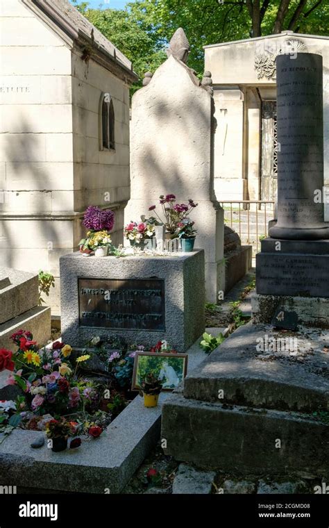 La Tombe De Jim Morrison Au Cimetière Du Père Lachaise À Paris Photo