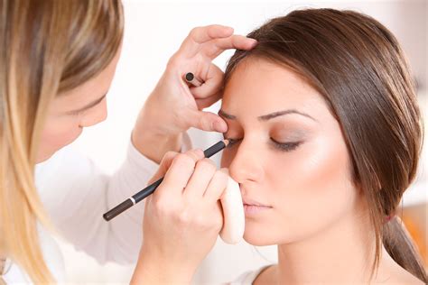 He benefits of becoming a makeup artist are well known. How to Become a Freelance Makeup Artist?
