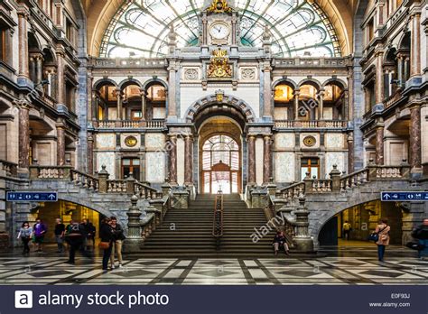 Mit täglich etwa 75.000 einsteigenden fahrgästen ist er der meistfrequentierte bahnhof belgiens; Die Warte- und Eingang Halle des Bahnhofs Antwerpen ...