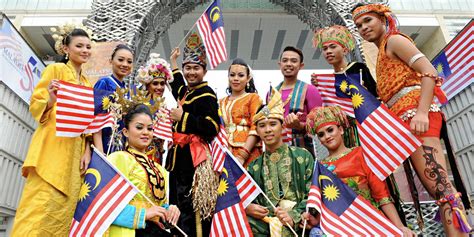 Masyarakat pelbagai kaum boleh melakukan aktiviti keagamaan dengan bebas dan lancar. Membina negara bangsa Malaysia | roketkini.com