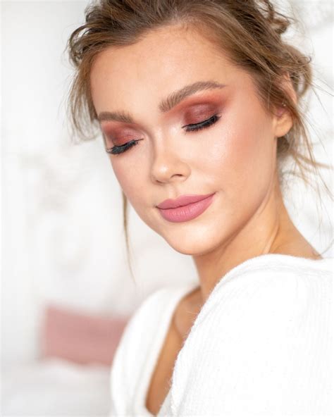 Simple Burgundy Eyeshadow - Soft Glam Makeup Look
