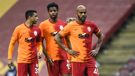 Zwei Spieler Des Galatasaray Teams Kämpfen Mitten Im Spiel
