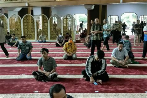 Senin, 10 mei 2021 4:50. Ada Aturan Jarak 1 Meter, Sholat Jumat Dilaksanakan 2 ...