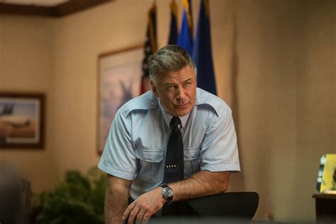 Lá, ele se reaproxima de um amor do passado (rachel mcadams), ao mesmo tempo que começa a se apaixonar por uma piloto da força aérea (emma stone). Foto de Alec Baldwin - Sob o Mesmo Céu : Foto Alec Baldwin ...