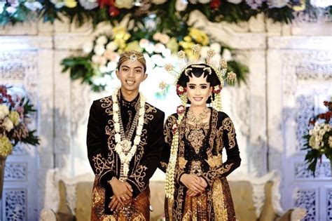 Berencana menikah menggunakan adat jawa? Pakaian Khas Jawa Tengah Namanya - Baju Adat Tradisional