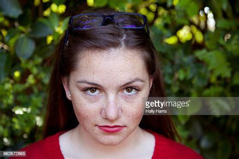 Teen Girl Glasses Freckles Foto E Immagini Stock Getty Images