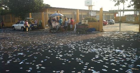 G1 Ruas De Manaus Amanhecem Com Lixo De Santinhos Dos Candidatos Notícias Em Eleições 2012