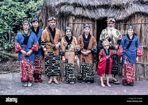 Eine Ainu Familie Indigener Menschen Jeden Alters Posiert Im