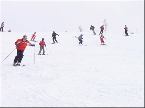Parkoviště vzdálené 150 m o celkové.kapacitě 200 aut. Ski areál Vaňkův kopec - sjezdovky, sníh, počasí ...