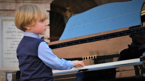 5 Year Old Italian Piano Prodigy Plays Astonishing Mozart For