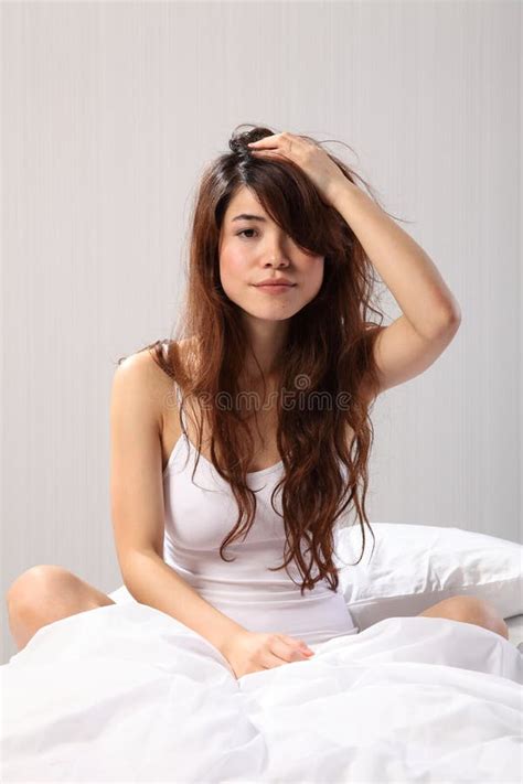 bella giovane ragazza cinese esotica dai capelli lunghi fotografia stock immagine di nero