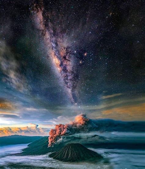 Unimmagine Sublime Che Mostra La Via Lattea Sopra Il Vulcano Bromo