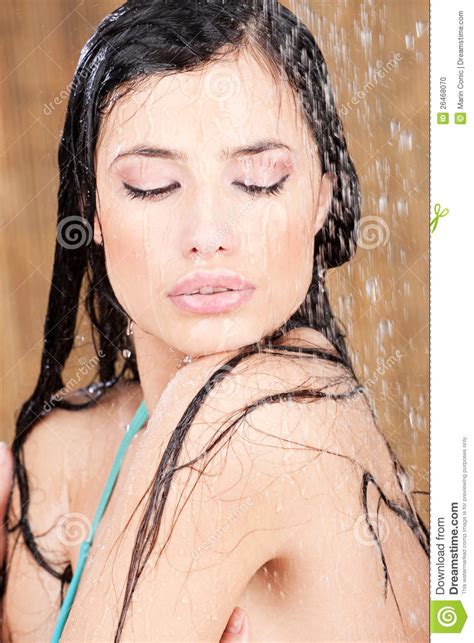 Sinnliche Frau Unter Dusche Stockfoto Bild Von Dusche Wasser 26468070