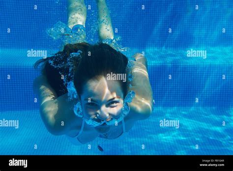 unterwasser portrait von mädchen unter wasser schwimmen im schwimmbad stockfotografie alamy