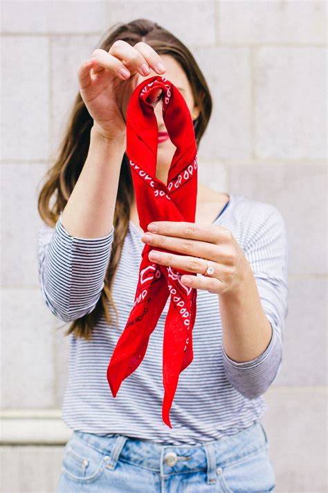 How To Tie A Bandana Like A French Girl Ways To Wear Bandanas How To