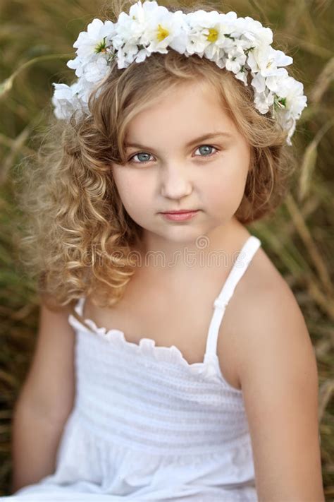 Ritratto Di Bella Bambina Immagine Stock Immagine Di Esterno 42972921