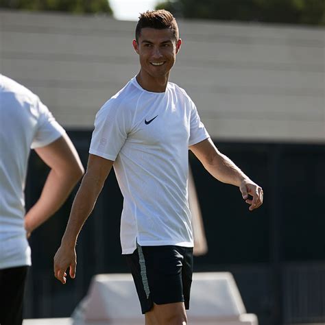 Prime members enjoy free delivery and exclusive access to music, movies, tv shows, original audio series, and kindle books. Cristiano Ronaldo - YouTube
