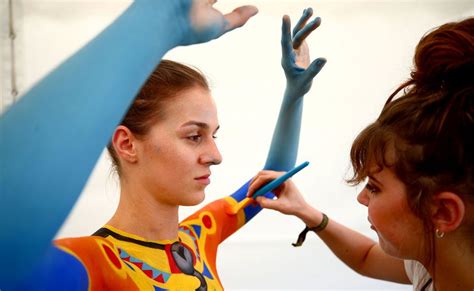 کافه سه‌پنج عکسٰ‌های فستیوال جهانی نقاشی بدن‌های لخت در اتریش