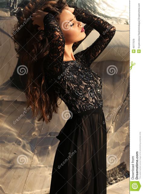 Красивая девушка с темными волосами в черном платье шнурка Стоковое Фото изображение