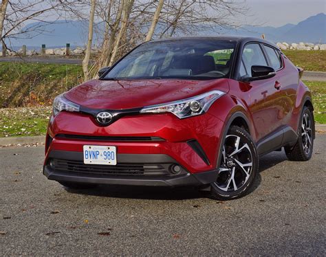Батарея и пробег на одном заряде. 2019 Toyota C-HR Limited Road Test Review - Car Cost Canada