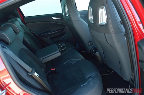 Su frontal emerge con fuerza, dando a giulietta una sensación de deportividad y agresividad. 2015 Alfa Romeo Giulietta QV review (video) | PerformanceDrive