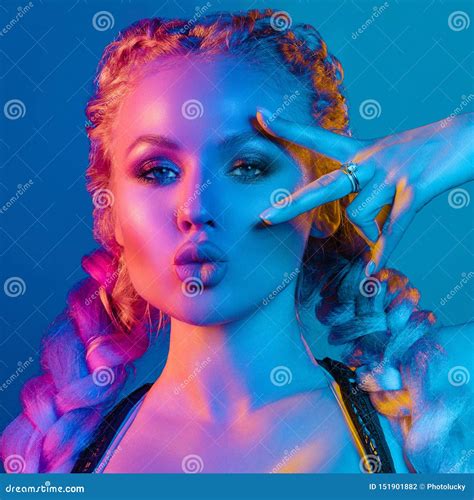femme à la mode magnifique dans les lumières lumire bleue et rouge photo stock image du