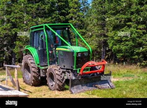 Tracteur Forestier Vert Avec Rouleau Cage Et Charrue Machines Pour L