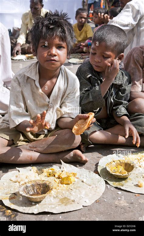Straßenkinder Essen Nächstenliebe Nasik Indien Stockfotografie Alamy